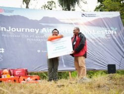 Penyerahan 4 emergency kit oleh GM bandara Sultan Thaha Jambi Bapak Ardon Marbun ke Perwakilan TNKS Seksi 1 Kerinci Bapak David