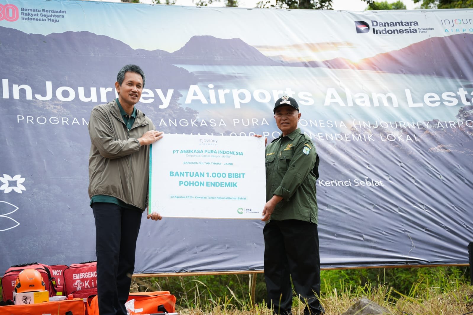 Simbolik Penyerahan 1.000 bibit Pohon Endemik oleh Direktur Human Capital ke Kepala Desa Air Jernih