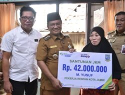 Wali Kota Jambi, Salurkan Santunan Korban Kecelakaan