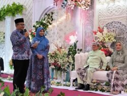 Dekat dengan Rakyat, Walikota Maulana Hadiri dan Jadi Saksi Nikah di Sela Kesibukan