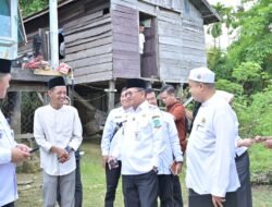 Wali Kota Maulana Berikan Bantuan Bedah Rumah Bagi Warga Seberang Kota Jambi