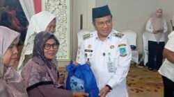 Wali Kota Jambi Maulana memberikan tali asih kepada para relawan Gerakan Ayo Mengaji Kota Jambi