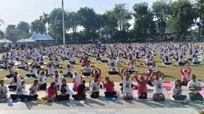 Pengkot Jambi Gelar Yoga Di lapangan Kantor Wali Kota.