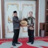 Maulana Menerima Audensi Bersama Konsul jenderal Republik Tiongkok Membahas Kerja sama Antar Dua Negara.   JAMBI, – Hubungan antara Kota Jambi dan Tiongkok berpotensi memasuki fase yang lebih luas. Tidak lagi terbatas pada sektor kesehatan, kerja sama yang selama ini terjalin dengan Kota Guangzhou kini diarahkan untuk menyentuh bidang teknologi, pendidikan, pariwisata hingga peningkatan kapasitas aparatur.  Hal itu mengemuka saat Wali Kota Jambi Maulana menerima kunjungan kehormatan Konsul Jenderal Tiongkok, Mr. Kuang, di Rumah Dinas Wali Kota Jambi, Kamis (25/6). Pertemuan tersebut turut dihadiri Wakil Wali Kota Jambi, Kepala Dinas Pariwisata, serta jajaran Bagian Kerja Sama Pemerintah Kota Jambi.  Maulana mengatakan kunjungan tersebut menjadi momentum penting untuk memperkuat hubungan yang selama ini telah dibangun antara Kota Jambi dan Guangzhou. Salah satu kerja sama yang telah berjalan adalah pengembangan layanan telemedicine di bidang kesehatan.  “Selama ini saya sudah berkolaborasi dengan wali kota Guangzhou dan Pemerintah Kota Guangzhou sehingga kita bekerja sama dalam hal telemedicine di bidang kesehatan. Sudah beberapa tenaga kesehatan kita mendapat pelatihan tentang pengembangan telemedicine di Guangzhou,” ujar Maulana.  Menurutnya, Konsul Jenderal Tiongkok menawarkan dukungan untuk meningkatkan level kerja sama ke sektor yang lebih luas. Selain kesehatan, peluang kolaborasi terbuka di bidang teknologi, pelatihan aparatur pemerintah, pendidikan, hingga pengembangan pariwisata.  Salah satu topik yang menarik perhatian dalam pertemuan tersebut adalah sejarah besar Candi Muaro Jambi yang memiliki keterkaitan dengan peradaban Tiongkok. Maulana menjelaskan bahwa kisah Biksu Satyakirti dan Biksu I-Tsing menjadi jembatan sejarah yang dapat memperkuat hubungan kedua wilayah.  “Beliau sangat tertarik dengan sejarah peradaban Candi Muaro Jambi, di mana Biksu Satyakirti menjadi guru dari I-Tsing. I-Tsing belajar sekitar 10 hingga 12 tahun di Candi Muaro Jambi sebelum kemudian menyebarkan ajaran Buddha ke Tiongkok. Karena itu beliau ingin meningkatkan kerja sama di bidang pariwisata,” katanya.  Bagi Pemerintah Kota Jambi, sektor pariwisata dinilai memiliki dampak ekonomi yang luas. Kehadiran wisatawan tidak hanya menggerakkan sektor perhotelan dan transportasi, tetapi juga membuka peluang lebih besar bagi pelaku usaha mikro, kecil, dan menengah (UMKM).  Selain pariwisata, peluang kerja sama pendidikan juga menjadi pembahasan utama. Pemerintah Tiongkok menawarkan kolaborasi pengembangan pendidikan bahasa Mandarin, bahasa Inggris, hingga berbagai program akademik melalui kemitraan antara perguruan tinggi di Tiongkok dan institusi pendidikan tinggi di Indonesia.  “Beliau juga menawarkan kolaborasi yang sangat baik di bidang pendidikan, baik pendidikan bahasa maupun bidang lainnya dengan melibatkan beberapa perguruan tinggi di Tiongkok untuk meningkatkan pertukaran pelajar dan kerja sama akademik,” ungkap Maulana.  Sementara itu, Konsul Jenderal Tiongkok, Mr. Kuang, mengaku terkesan dengan Kota Jambi yang menurutnya memiliki potensi besar untuk berkembang melalui kerja sama internasional. Kunjungan tersebut merupakan pengalaman pertamanya datang ke Jambi.  “Saya sangat senang datang ke Jambi. Ini pertama kali saya datang ke Jambi yang indah. Saya sangat senang bisa bertemu dan berdiskusi langsung dengan Pak Wali Kota. Pertemuan ini sangat bermanfaat dan sangat baik,” ujar Mr. Kuang. Ia menilai hubungan sejarah yang telah terjalin sejak ratusan bahkan lebih dari seribu tahun lalu menjadi fondasi kuat bagi kedua pihak untuk membangun kerja sama yang lebih konkret di masa depan.  “Seperti yang disebutkan Pak Wali Kota, Tiongkok dan Jambi memiliki sejarah kerja sama yang sangat panjang. Itu menjadi landasan yang sangat kuat untuk menjalankan kerja sama kedua pihak,” katanya. Mr. Kuang juga menyampaikan apresiasinya terhadap masyarakat Kota Jambi yang dinilainya ramah dan terbuka. Bahkan, ia menyatakan kesediaannya untuk ikut mempromosikan potensi Kota Jambi kepada berbagai pihak di Tiongkok.  “Saya melihat Kota Jambi sangat indah dan masyarakatnya sangat ramah. Saya bersedia menjadi bagian dalam mempromosikan potensi Jambi, baik di bidang ekonomi, pariwisata, teknologi maupun kerja sama lainnya,” ujarnya.  Pertemuan tersebut menjadi sinyal bahwa hubungan Jambi dan Tiongkok tidak lagi hanya berbicara tentang nota kesepahaman. Fokus berikutnya adalah menerjemahkan berbagai peluang yang ada menjadi program nyata yang mampu memberikan manfaat langsung bagi masyarakat, memperkuat daya saing daerah, dan membuka pintu investasi serta pertukaran pengetahuan di masa depan.
