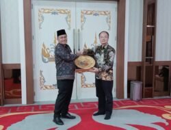 Maulana Menerima Audensi Bersama Konsul jenderal Republik Tiongkok Membahas Kerja sama Antar Dua Negara.   JAMBI, – Hubungan antara Kota Jambi dan Tiongkok berpotensi memasuki fase yang lebih luas. Tidak lagi terbatas pada sektor kesehatan, kerja sama yang selama ini terjalin dengan Kota Guangzhou kini diarahkan untuk menyentuh bidang teknologi, pendidikan, pariwisata hingga peningkatan kapasitas aparatur.  Hal itu mengemuka saat Wali Kota Jambi Maulana menerima kunjungan kehormatan Konsul Jenderal Tiongkok, Mr. Kuang, di Rumah Dinas Wali Kota Jambi, Kamis (25/6). Pertemuan tersebut turut dihadiri Wakil Wali Kota Jambi, Kepala Dinas Pariwisata, serta jajaran Bagian Kerja Sama Pemerintah Kota Jambi.  Maulana mengatakan kunjungan tersebut menjadi momentum penting untuk memperkuat hubungan yang selama ini telah dibangun antara Kota Jambi dan Guangzhou. Salah satu kerja sama yang telah berjalan adalah pengembangan layanan telemedicine di bidang kesehatan.  “Selama ini saya sudah berkolaborasi dengan wali kota Guangzhou dan Pemerintah Kota Guangzhou sehingga kita bekerja sama dalam hal telemedicine di bidang kesehatan. Sudah beberapa tenaga kesehatan kita mendapat pelatihan tentang pengembangan telemedicine di Guangzhou,” ujar Maulana.  Menurutnya, Konsul Jenderal Tiongkok menawarkan dukungan untuk meningkatkan level kerja sama ke sektor yang lebih luas. Selain kesehatan, peluang kolaborasi terbuka di bidang teknologi, pelatihan aparatur pemerintah, pendidikan, hingga pengembangan pariwisata.  Salah satu topik yang menarik perhatian dalam pertemuan tersebut adalah sejarah besar Candi Muaro Jambi yang memiliki keterkaitan dengan peradaban Tiongkok. Maulana menjelaskan bahwa kisah Biksu Satyakirti dan Biksu I-Tsing menjadi jembatan sejarah yang dapat memperkuat hubungan kedua wilayah.  “Beliau sangat tertarik dengan sejarah peradaban Candi Muaro Jambi, di mana Biksu Satyakirti menjadi guru dari I-Tsing. I-Tsing belajar sekitar 10 hingga 12 tahun di Candi Muaro Jambi sebelum kemudian menyebarkan ajaran Buddha ke Tiongkok. Karena itu beliau ingin meningkatkan kerja sama di bidang pariwisata,” katanya.  Bagi Pemerintah Kota Jambi, sektor pariwisata dinilai memiliki dampak ekonomi yang luas. Kehadiran wisatawan tidak hanya menggerakkan sektor perhotelan dan transportasi, tetapi juga membuka peluang lebih besar bagi pelaku usaha mikro, kecil, dan menengah (UMKM).  Selain pariwisata, peluang kerja sama pendidikan juga menjadi pembahasan utama. Pemerintah Tiongkok menawarkan kolaborasi pengembangan pendidikan bahasa Mandarin, bahasa Inggris, hingga berbagai program akademik melalui kemitraan antara perguruan tinggi di Tiongkok dan institusi pendidikan tinggi di Indonesia.  “Beliau juga menawarkan kolaborasi yang sangat baik di bidang pendidikan, baik pendidikan bahasa maupun bidang lainnya dengan melibatkan beberapa perguruan tinggi di Tiongkok untuk meningkatkan pertukaran pelajar dan kerja sama akademik,” ungkap Maulana.  Sementara itu, Konsul Jenderal Tiongkok, Mr. Kuang, mengaku terkesan dengan Kota Jambi yang menurutnya memiliki potensi besar untuk berkembang melalui kerja sama internasional. Kunjungan tersebut merupakan pengalaman pertamanya datang ke Jambi.  “Saya sangat senang datang ke Jambi. Ini pertama kali saya datang ke Jambi yang indah. Saya sangat senang bisa bertemu dan berdiskusi langsung dengan Pak Wali Kota. Pertemuan ini sangat bermanfaat dan sangat baik,” ujar Mr. Kuang. Ia menilai hubungan sejarah yang telah terjalin sejak ratusan bahkan lebih dari seribu tahun lalu menjadi fondasi kuat bagi kedua pihak untuk membangun kerja sama yang lebih konkret di masa depan.  “Seperti yang disebutkan Pak Wali Kota, Tiongkok dan Jambi memiliki sejarah kerja sama yang sangat panjang. Itu menjadi landasan yang sangat kuat untuk menjalankan kerja sama kedua pihak,” katanya. Mr. Kuang juga menyampaikan apresiasinya terhadap masyarakat Kota Jambi yang dinilainya ramah dan terbuka. Bahkan, ia menyatakan kesediaannya untuk ikut mempromosikan potensi Kota Jambi kepada berbagai pihak di Tiongkok.  “Saya melihat Kota Jambi sangat indah dan masyarakatnya sangat ramah. Saya bersedia menjadi bagian dalam mempromosikan potensi Jambi, baik di bidang ekonomi, pariwisata, teknologi maupun kerja sama lainnya,” ujarnya.  Pertemuan tersebut menjadi sinyal bahwa hubungan Jambi dan Tiongkok tidak lagi hanya berbicara tentang nota kesepahaman. Fokus berikutnya adalah menerjemahkan berbagai peluang yang ada menjadi program nyata yang mampu memberikan manfaat langsung bagi masyarakat, memperkuat daya saing daerah, dan membuka pintu investasi serta pertukaran pengetahuan di masa depan.