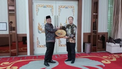 Maulana Menerima Audensi Bersama Konsul jenderal Republik Tiongkok Membahas Kerja sama Antar Dua Negara.   JAMBI, – Hubungan antara Kota Jambi dan Tiongkok berpotensi memasuki fase yang lebih luas. Tidak lagi terbatas pada sektor kesehatan, kerja sama yang selama ini terjalin dengan Kota Guangzhou kini diarahkan untuk menyentuh bidang teknologi, pendidikan, pariwisata hingga peningkatan kapasitas aparatur.  Hal itu mengemuka saat Wali Kota Jambi Maulana menerima kunjungan kehormatan Konsul Jenderal Tiongkok, Mr. Kuang, di Rumah Dinas Wali Kota Jambi, Kamis (25/6). Pertemuan tersebut turut dihadiri Wakil Wali Kota Jambi, Kepala Dinas Pariwisata, serta jajaran Bagian Kerja Sama Pemerintah Kota Jambi.  Maulana mengatakan kunjungan tersebut menjadi momentum penting untuk memperkuat hubungan yang selama ini telah dibangun antara Kota Jambi dan Guangzhou. Salah satu kerja sama yang telah berjalan adalah pengembangan layanan telemedicine di bidang kesehatan.  “Selama ini saya sudah berkolaborasi dengan wali kota Guangzhou dan Pemerintah Kota Guangzhou sehingga kita bekerja sama dalam hal telemedicine di bidang kesehatan. Sudah beberapa tenaga kesehatan kita mendapat pelatihan tentang pengembangan telemedicine di Guangzhou,” ujar Maulana.  Menurutnya, Konsul Jenderal Tiongkok menawarkan dukungan untuk meningkatkan level kerja sama ke sektor yang lebih luas. Selain kesehatan, peluang kolaborasi terbuka di bidang teknologi, pelatihan aparatur pemerintah, pendidikan, hingga pengembangan pariwisata.  Salah satu topik yang menarik perhatian dalam pertemuan tersebut adalah sejarah besar Candi Muaro Jambi yang memiliki keterkaitan dengan peradaban Tiongkok. Maulana menjelaskan bahwa kisah Biksu Satyakirti dan Biksu I-Tsing menjadi jembatan sejarah yang dapat memperkuat hubungan kedua wilayah.  “Beliau sangat tertarik dengan sejarah peradaban Candi Muaro Jambi, di mana Biksu Satyakirti menjadi guru dari I-Tsing. I-Tsing belajar sekitar 10 hingga 12 tahun di Candi Muaro Jambi sebelum kemudian menyebarkan ajaran Buddha ke Tiongkok. Karena itu beliau ingin meningkatkan kerja sama di bidang pariwisata,” katanya.  Bagi Pemerintah Kota Jambi, sektor pariwisata dinilai memiliki dampak ekonomi yang luas. Kehadiran wisatawan tidak hanya menggerakkan sektor perhotelan dan transportasi, tetapi juga membuka peluang lebih besar bagi pelaku usaha mikro, kecil, dan menengah (UMKM).  Selain pariwisata, peluang kerja sama pendidikan juga menjadi pembahasan utama. Pemerintah Tiongkok menawarkan kolaborasi pengembangan pendidikan bahasa Mandarin, bahasa Inggris, hingga berbagai program akademik melalui kemitraan antara perguruan tinggi di Tiongkok dan institusi pendidikan tinggi di Indonesia.  “Beliau juga menawarkan kolaborasi yang sangat baik di bidang pendidikan, baik pendidikan bahasa maupun bidang lainnya dengan melibatkan beberapa perguruan tinggi di Tiongkok untuk meningkatkan pertukaran pelajar dan kerja sama akademik,” ungkap Maulana.  Sementara itu, Konsul Jenderal Tiongkok, Mr. Kuang, mengaku terkesan dengan Kota Jambi yang menurutnya memiliki potensi besar untuk berkembang melalui kerja sama internasional. Kunjungan tersebut merupakan pengalaman pertamanya datang ke Jambi.  “Saya sangat senang datang ke Jambi. Ini pertama kali saya datang ke Jambi yang indah. Saya sangat senang bisa bertemu dan berdiskusi langsung dengan Pak Wali Kota. Pertemuan ini sangat bermanfaat dan sangat baik,” ujar Mr. Kuang. Ia menilai hubungan sejarah yang telah terjalin sejak ratusan bahkan lebih dari seribu tahun lalu menjadi fondasi kuat bagi kedua pihak untuk membangun kerja sama yang lebih konkret di masa depan.  “Seperti yang disebutkan Pak Wali Kota, Tiongkok dan Jambi memiliki sejarah kerja sama yang sangat panjang. Itu menjadi landasan yang sangat kuat untuk menjalankan kerja sama kedua pihak,” katanya. Mr. Kuang juga menyampaikan apresiasinya terhadap masyarakat Kota Jambi yang dinilainya ramah dan terbuka. Bahkan, ia menyatakan kesediaannya untuk ikut mempromosikan potensi Kota Jambi kepada berbagai pihak di Tiongkok.  “Saya melihat Kota Jambi sangat indah dan masyarakatnya sangat ramah. Saya bersedia menjadi bagian dalam mempromosikan potensi Jambi, baik di bidang ekonomi, pariwisata, teknologi maupun kerja sama lainnya,” ujarnya.  Pertemuan tersebut menjadi sinyal bahwa hubungan Jambi dan Tiongkok tidak lagi hanya berbicara tentang nota kesepahaman. Fokus berikutnya adalah menerjemahkan berbagai peluang yang ada menjadi program nyata yang mampu memberikan manfaat langsung bagi masyarakat, memperkuat daya saing daerah, dan membuka pintu investasi serta pertukaran pengetahuan di masa depan.
