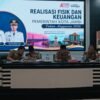 Maulana Memimpin  Rapat Evaluasi  Realisasi APBD OPD Tahun Anggaran 2026.   JAMBI – Memasuki semester kedua Tahun Anggaran 2026, Pemerintah Kota Jambi mulai menggenjot percepatan realisasi belanja daerah agar mampu menggerakkan perekonomian sekaligus memastikan seluruh program pembangunan selesai tepat waktu.  Langkah itu ditegaskan Wali Kota Jambi Maulana saat memimpin evaluasi realisasi APBD bersama seluruh kepala OPD dan camat di Aula Bappeda Kota Jambi, Senin (6/7).  Menurut Maulana, hingga awal Juli realisasi belanja daerah telah mendekati 50 persen, sedangkan pendapatan dari sektor pajak sudah mencapai sekitar 53 persen. Capaian tersebut dinilai masih sesuai dengan target, namun seluruh perangkat daerah diminta meningkatkan kecepatan pelaksanaan program agar manfaat APBD segera dirasakan masyarakat.  “Belanja pemerintah harus menjadi stimulus ekonomi. Karena itu saya minta seluruh OPD mempercepat pelaksanaan kegiatan yang memang sudah siap dieksekusi,” ujar Maulana.  Dalam evaluasi tersebut, Pemkot menemukan masih adanya ketimpangan antara progres pekerjaan di lapangan dengan pencairan anggaran. Sejumlah kegiatan telah selesai atau sedang berjalan secara fisik, tetapi realisasi keuangannya belum mengikuti perkembangan tersebut.  Kondisi itu dinilai dapat menghambat perputaran anggaran yang seharusnya mampu mendorong aktivitas ekonomi di daerah. Karena itu, Maulana meminta seluruh OPD segera menuntaskan proses administrasi agar penyerapan anggaran berjalan seiring dengan progres pekerjaan. Selain belanja, pemerintah juga mengevaluasi kinerja pendapatan daerah. Meski penerimaan pajak menunjukkan perkembangan positif, realisasi retribusi masih menghadapi tantangan akibat perubahan regulasi yang membuat sejumlah objek retribusi tidak lagi dapat dipungut.  Sebagai langkah antisipasi, Pemkot Jambi membentuk tim khusus yang bertugas merumuskan strategi optimalisasi pendapatan daerah tanpa membebani masyarakat, sekaligus memastikan belanja pemerintah lebih efektif, efisien, dan tepat sasaran.  Maulana menegaskan hasil evaluasi pertengahan tahun ini akan menjadi acuan penting dalam penyusunan APBD 2027. Ia juga menetapkan evaluasi lanjutan pada akhir Agustus sebagai momentum mengukur percepatan yang telah dilakukan masing-masing OPD. “Kalau kita evaluasi lebih awal, masih ada waktu melakukan perbaikan. Jangan menunggu akhir tahun karena ruang untuk mengejar target sudah sangat terbatas,” katanya.  Dengan percepatan realisasi APBD tersebut, Pemerintah Kota Jambi berharap belanja daerah tidak hanya terserap secara administratif, tetapi benar-benar memberikan dampak terhadap pembangunan, pelayanan publik, dan pertumbuhan ekonomi daerah