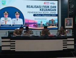Maulana Memimpin  Rapat Evaluasi  Realisasi APBD OPD Tahun Anggaran 2026.   JAMBI – Memasuki semester kedua Tahun Anggaran 2026, Pemerintah Kota Jambi mulai menggenjot percepatan realisasi belanja daerah agar mampu menggerakkan perekonomian sekaligus memastikan seluruh program pembangunan selesai tepat waktu.  Langkah itu ditegaskan Wali Kota Jambi Maulana saat memimpin evaluasi realisasi APBD bersama seluruh kepala OPD dan camat di Aula Bappeda Kota Jambi, Senin (6/7).  Menurut Maulana, hingga awal Juli realisasi belanja daerah telah mendekati 50 persen, sedangkan pendapatan dari sektor pajak sudah mencapai sekitar 53 persen. Capaian tersebut dinilai masih sesuai dengan target, namun seluruh perangkat daerah diminta meningkatkan kecepatan pelaksanaan program agar manfaat APBD segera dirasakan masyarakat.  “Belanja pemerintah harus menjadi stimulus ekonomi. Karena itu saya minta seluruh OPD mempercepat pelaksanaan kegiatan yang memang sudah siap dieksekusi,” ujar Maulana.  Dalam evaluasi tersebut, Pemkot menemukan masih adanya ketimpangan antara progres pekerjaan di lapangan dengan pencairan anggaran. Sejumlah kegiatan telah selesai atau sedang berjalan secara fisik, tetapi realisasi keuangannya belum mengikuti perkembangan tersebut.  Kondisi itu dinilai dapat menghambat perputaran anggaran yang seharusnya mampu mendorong aktivitas ekonomi di daerah. Karena itu, Maulana meminta seluruh OPD segera menuntaskan proses administrasi agar penyerapan anggaran berjalan seiring dengan progres pekerjaan. Selain belanja, pemerintah juga mengevaluasi kinerja pendapatan daerah. Meski penerimaan pajak menunjukkan perkembangan positif, realisasi retribusi masih menghadapi tantangan akibat perubahan regulasi yang membuat sejumlah objek retribusi tidak lagi dapat dipungut.  Sebagai langkah antisipasi, Pemkot Jambi membentuk tim khusus yang bertugas merumuskan strategi optimalisasi pendapatan daerah tanpa membebani masyarakat, sekaligus memastikan belanja pemerintah lebih efektif, efisien, dan tepat sasaran.  Maulana menegaskan hasil evaluasi pertengahan tahun ini akan menjadi acuan penting dalam penyusunan APBD 2027. Ia juga menetapkan evaluasi lanjutan pada akhir Agustus sebagai momentum mengukur percepatan yang telah dilakukan masing-masing OPD. “Kalau kita evaluasi lebih awal, masih ada waktu melakukan perbaikan. Jangan menunggu akhir tahun karena ruang untuk mengejar target sudah sangat terbatas,” katanya.  Dengan percepatan realisasi APBD tersebut, Pemerintah Kota Jambi berharap belanja daerah tidak hanya terserap secara administratif, tetapi benar-benar memberikan dampak terhadap pembangunan, pelayanan publik, dan pertumbuhan ekonomi daerah